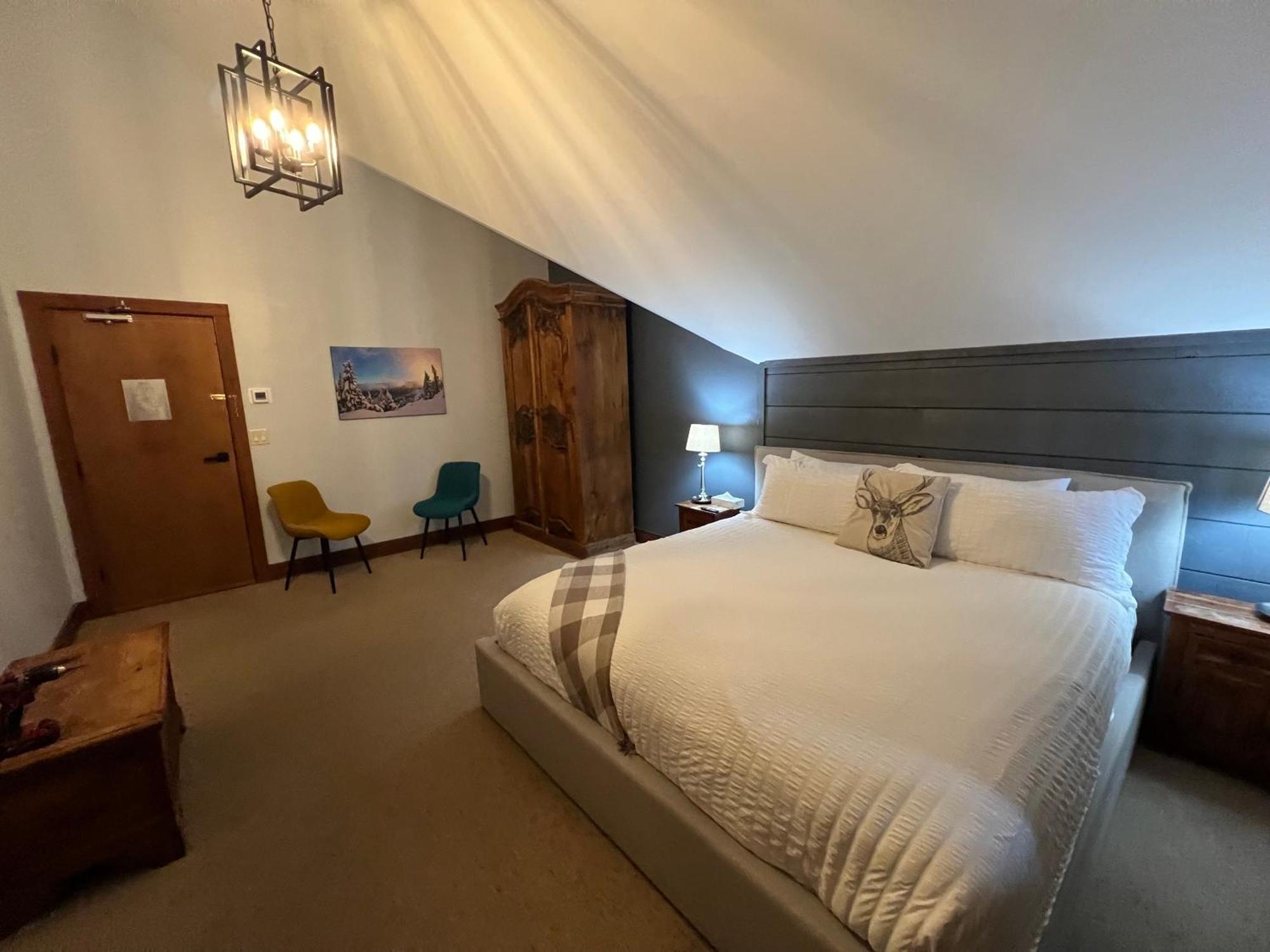 Winston Lodge Голдън Екстериор снимка