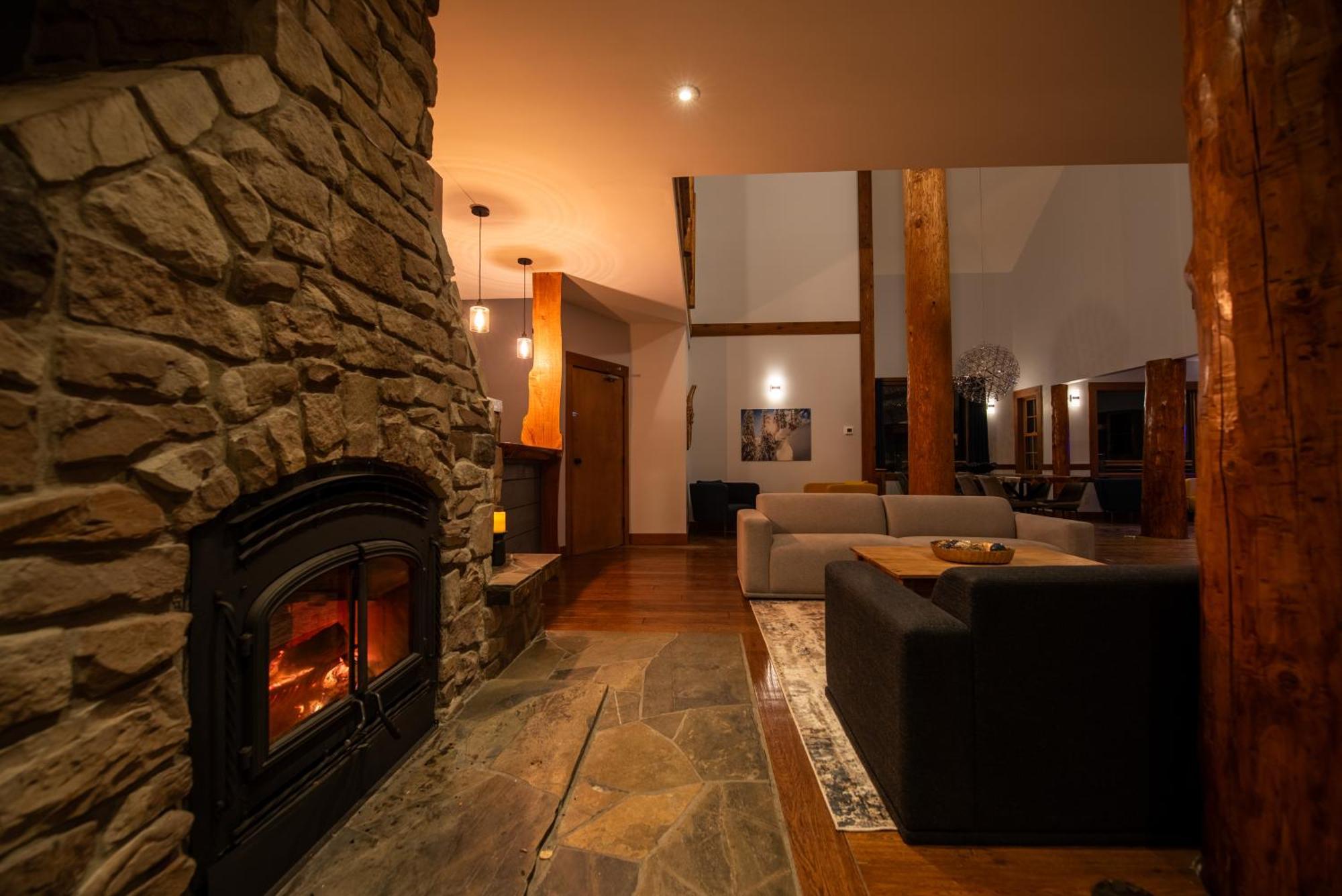 Winston Lodge Голдън Екстериор снимка