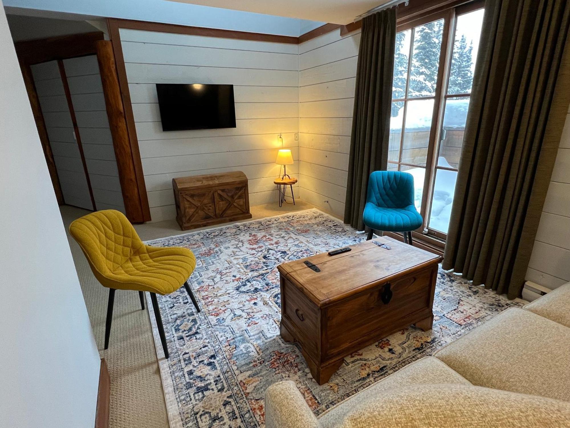 Winston Lodge Голдън Екстериор снимка
